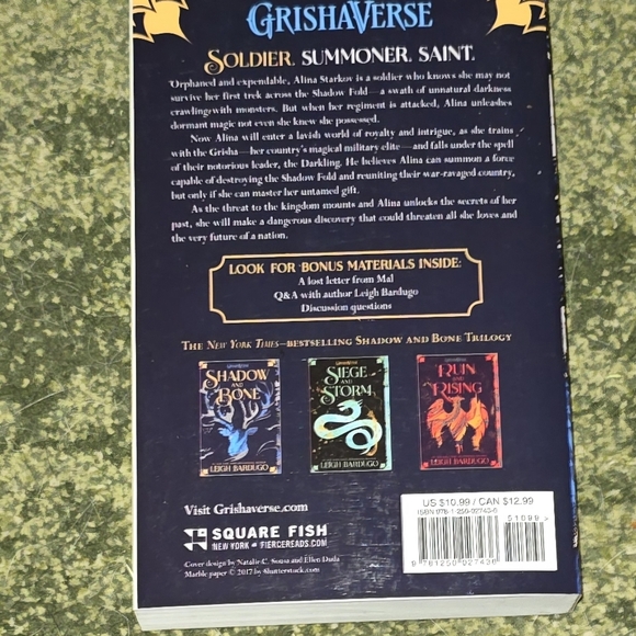Softcover copy of Shadow and Bone by Leigh Bardugo in great condition. - Picture 2 of 3
